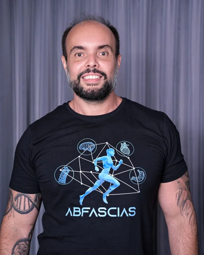 Leonardo Sette, sorrindo, com camiseta preta da ABFáscias