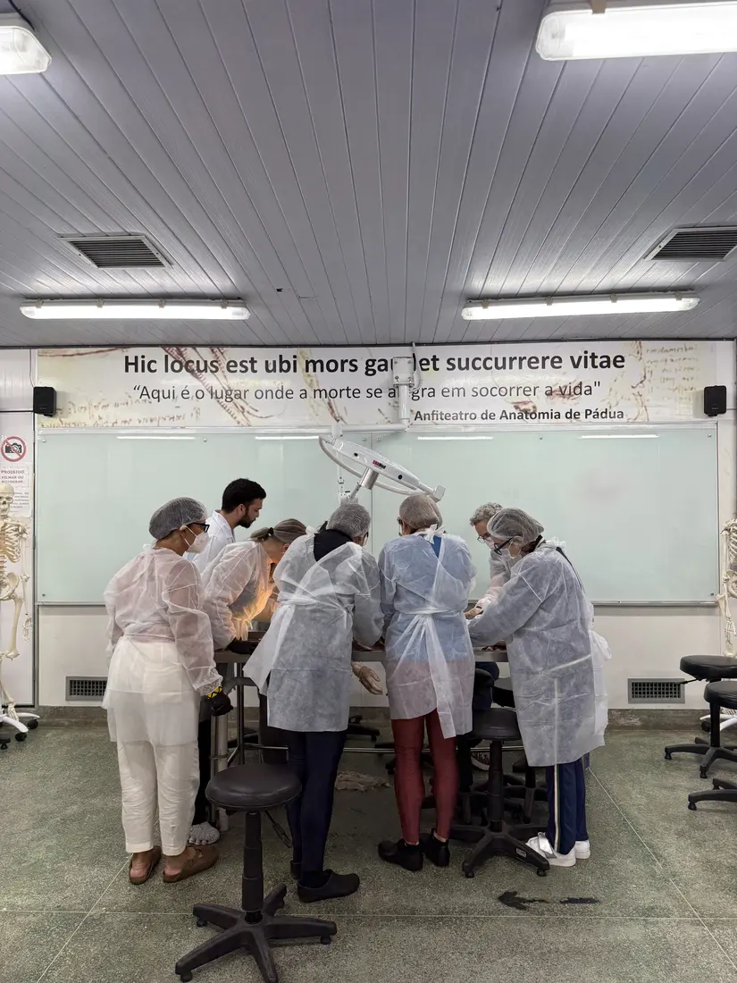 Grupo de alunos em volta de uma mesa no laboratório de anatomia