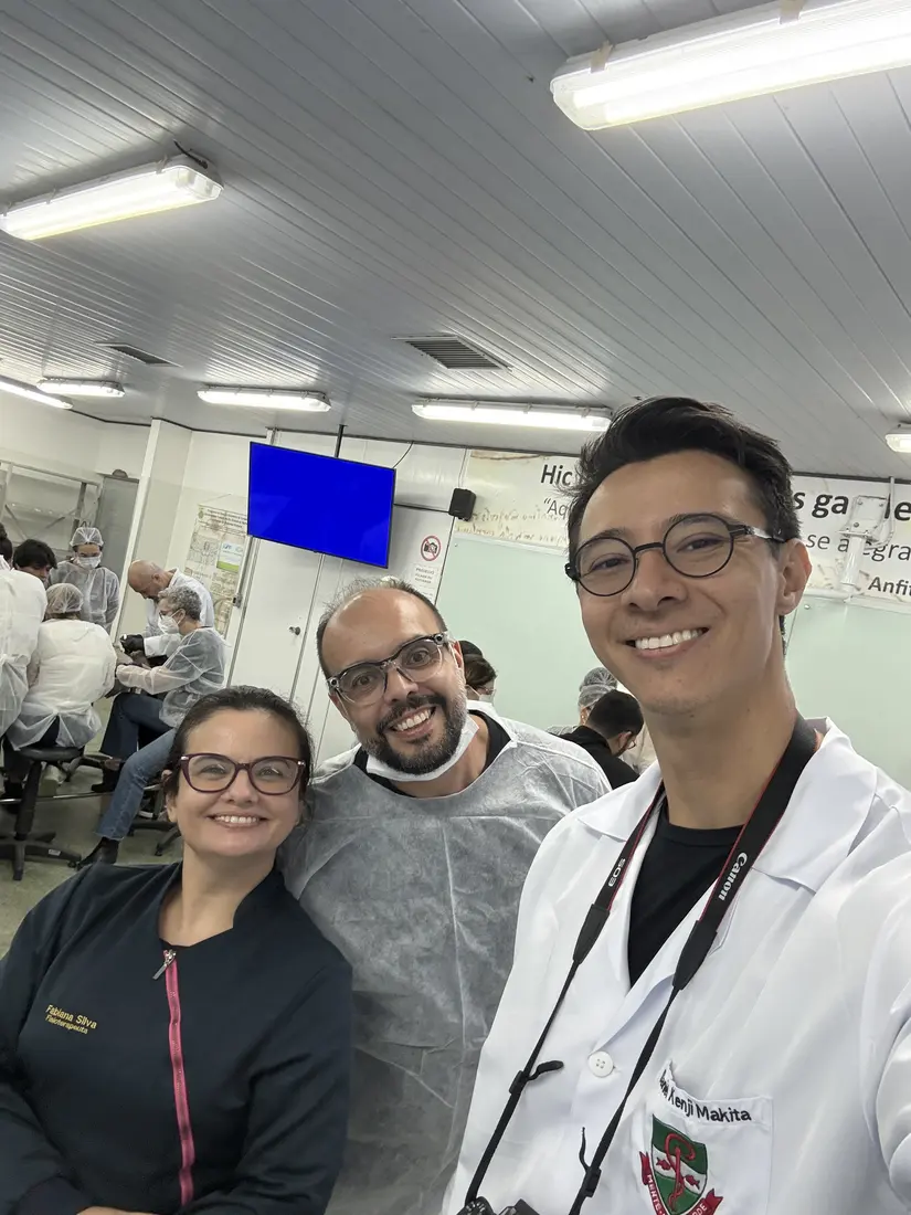 Professores sorrindo no laboratório de anatomia