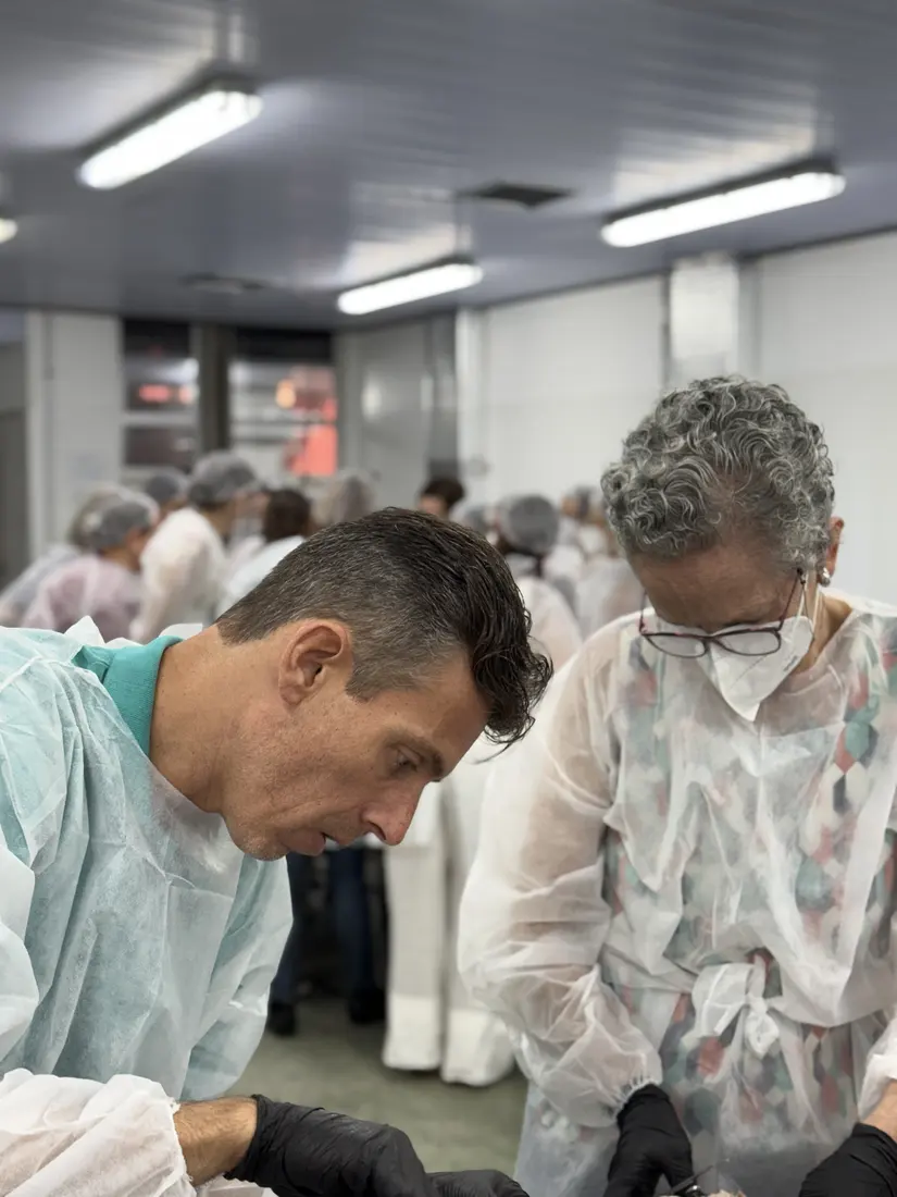 Professor dissecando ao lado de uma aluna